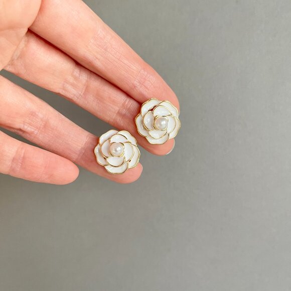 CAMELLIA FLOWER EARRINGS - Picture 6 of 7